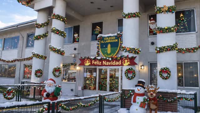 La comunidad educativa del Colegio El Labrador de Osorno les envía un afectuososaludo en esta Navidad.
Que el nacimiento del Niño Jesús llene sus hogares de amor, esperanza y paz, y que el año venidero nos regale nuevas oportunidades para seguir creciendo juntos en el respeto, la solidaridad y el compromiso.
Agradecemos sinceramente a estudiantes, familias, docentes y asistentes de la educación por ser parte fundamental de nuestra comunidad.
¡Les deseamos una Feliz Navidad y un próspero Año Nuevo!
Con cariño,
Colegio El Labrador de Osorno, “labrando futuro”