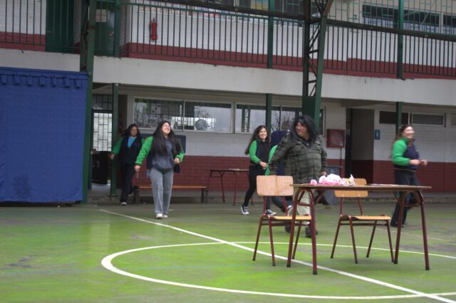 Hoy lunes 11 de mayo los funcionarios del Colegio El Labrador Osorno, realizaron diferentes actividades lúdicas-recreativas en el marco del día del estudiante. Fue una instancia enriquecedora para la comunidad educativa. Compartimos imágenes de la jornada. 
Nos visitó el elenco de la vecindad del Chavo del 8, K-POP, entre otras celebridades. Se realizaron actividades recreativas tales como: La búsqueda del tesoro, la silla musical, Yincana, baile entretenido, otros.

Saludamos a nuestros estudiantes en su día. Agradecemos a los funcionarios del colegio por la maravillosa actividad. 

Colegio El Labrador Osorno. Sigamos labrando futuro...
