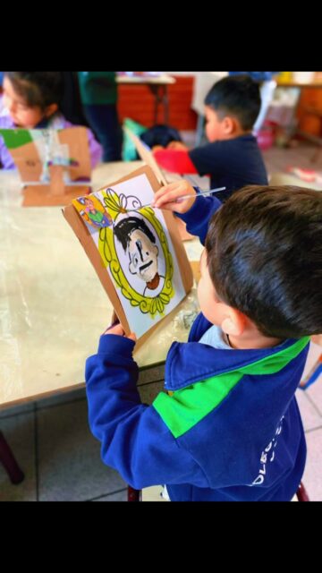 ¡Pequeños grandes artistas en acción!

Nuestros niños y niñas vivieron una hermosa experiencia artística, explorando la pintura como una forma de expresar su identidad, creatividad y manera única de verse a sí mismos.

A partir de la observación de sus propias fotografías, realizaron autorretratos con témperas, reconociendo sus características personales y plasmando aquellos detalles que los hacen únicos y especiales.

A través del arte, pudieron crear con libertad, experimentar con colores y formas, y descubrir que cada obra refleja una mirada diferente del mundo. Porque, al igual que los grandes artistas, cada niño y niña tiene una historia, una identidad y una forma propia de expresarse. 

Una experiencia llena de creatividad, aprendizaje y valoración de la diversidad. 

#PequeñosArtistas #Autorretrato #ExpresiónArtística #Creatividad #Identidad EducaciónInicial AprenderCreando ArteEnLaEducación