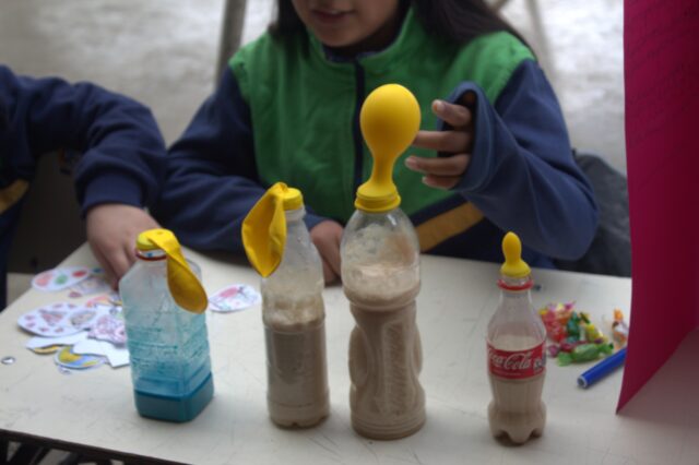 Con mucho entusiasmo, en el patio techado de nuestro colegio se desarrolló la IV° versión de la feria científica "Colegio El Labrador Osorno", instancia que permitió a nuestros estudiantes poner en práctica sus conocimientos, desarrollar su curiosidad y compartir sus aprendizajes a través de diversas experiencias y proyectos. La presente versión contó con la participación de los colegios: Juan XXIII y The Mission College.

Felicitamos a cada uno de nuestros estudiantes por su compromiso y creatividad. Asimismo, a nuestros docentes por acompañar y orientar en esta importante actividad. 

Agradecemos a las familias por el apoyo. 

Colegio El Labrador Osorno comprometido con la formación integral de los estudiantes.

Sigamos Labrando Futuro...