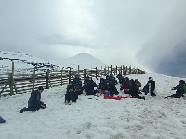 Nuestros estudiantes de 7° básico por motivo de su salida pedagógica hoy jueves 01 de octubre visitaron el Volcán Osorno, cuyo propósito fue observar, explorar y valorar el patrimonio natural de la región, reconociendo las características del paisaje y la geografía. 

El Colegio El Labrador Osorno comprometido con la formación integral de sus estudiantes. 

Sigamos Labrando Futuro...