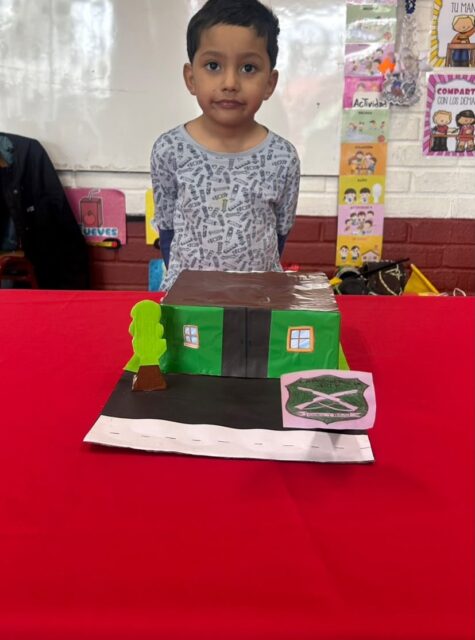 Compartimos imágenes de actividad realizada por nuestros estudiantes de kínder junto a sus familias respecto a las instituciones. 

Por medio de las instituciones buscamos que los niños y niñas conozcan y comprendan el entorno social en el que viven, identificando las distintas instituciones de su comunidad, como hospitales, escuelas, bomberos, Carabineros, municipalidades, bibliotecas, entre otras. A través de estas experiencias, aprenden a reconocer la función que cumple cada institución, los servicios que entrega y la importancia de las personas que trabajan en ellas para satisfacer las necesidades de la comunidad y contribuir al bien común. Además, se busca fomentar el respeto, la valoración de los espacios comunitarios, el desarrollo de la autonomía y la capacidad de reconocer a qué institución acudir frente a distintas situaciones de la vida cotidiana, fortaleciendo así su sentido de pertenencia y participación en la sociedad.

El Colegio El Labrador Osorno comprometido con la formación integral de los estudiantes. 

Sigamos Labrando Juntos.