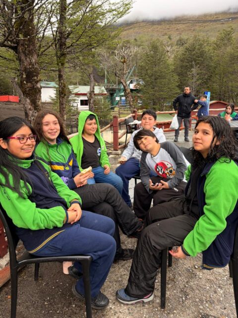 Compartimos imágenes de la significativa experiencia de aprendizaje vivenciada por nuestros estudiantes de 6° básico. Por motivo de su salida pedagógica hoy jueves 22 de octubre visitaron el sector de Aguas Calientes y Antillanca comuna de Puyehue, Región de Los Lagos, cuyo propósito fue Investigar e Identificar las características del entorno natural (suelo, agua, seres vivos y factores ambientales) comprendiendo sus interacciones y la importancia de su cuidado mediante la observación directa y el método científico. 

El Colegio El Labrador Osorno comprometido con la formación integral de sus estudiantes. 

Sigamos Labrando Futuro...