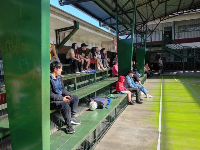Con mucha alegría compartimos imágenes de la final del campeonato de baby fútbol "Copa Colegio El Labrador Osorno" 2026 desarrollado el día martes 28 de octubre en la cancha techada de nuestro querido colegio. En esta oportunidad el encuentro deportivo fue disputado entre la Escuela Fundación Paul Harris versus Colegio Emprender Osorno. Destacamos la gran participación de los seis colegios que participaron en la cuarta versión: Colegio Adolfo Kolping, Escuela Sociedad de Socorro de Señoras, Colegio Emprender Osorno, Escuela Fundación Paul Harris, Colegio Juan XXIII y Colegio El Labrador Osorno. 
Agradecemos a las familias por el apoyo con cada uno de los estudiantes. Más allá del triunfo el propósito es entregar espacios para el desarrollo de talentos y brindar herramientas que permitan fortalecer la sana convivencia y buen trato entre los participantes.

El Colegio El Labrador Osorno comprometido con la formación integral de los estudiantes. 

Sigamos Labrando Futuro...