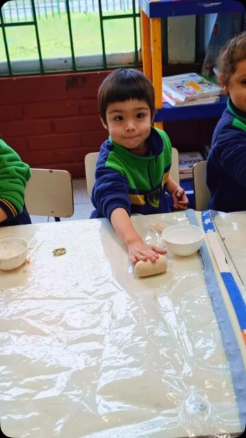 📚✨ Aprendiendo con nuestras manos en Prekínder.

Los niños y niñas de Prekínder del Colegio El Labrador de Osorno participaron en una entretenida actividad de exploración y modelado, manipulando masa para desarrollar su creatividad, fortalecer la motricidad fina y estimular la coordinación óculo-manual.

A través del juego y la experimentación, los estudiantes crearon diferentes formas y figuras, favoreciendo la expresión de ideas, la concentración y el trabajo autónomo en un ambiente de aprendizaje lúdico y significativo.

🌟 Estas experiencias contribuyen al desarrollo integral de nuestros niños y niñas, promoviendo el aprendizaje activo y el disfrute por descubrir y crear.

#ColegioElLabrador #Prekínder #AprenderJugando #MotricidadFina #EducaciónParvularia Osorno