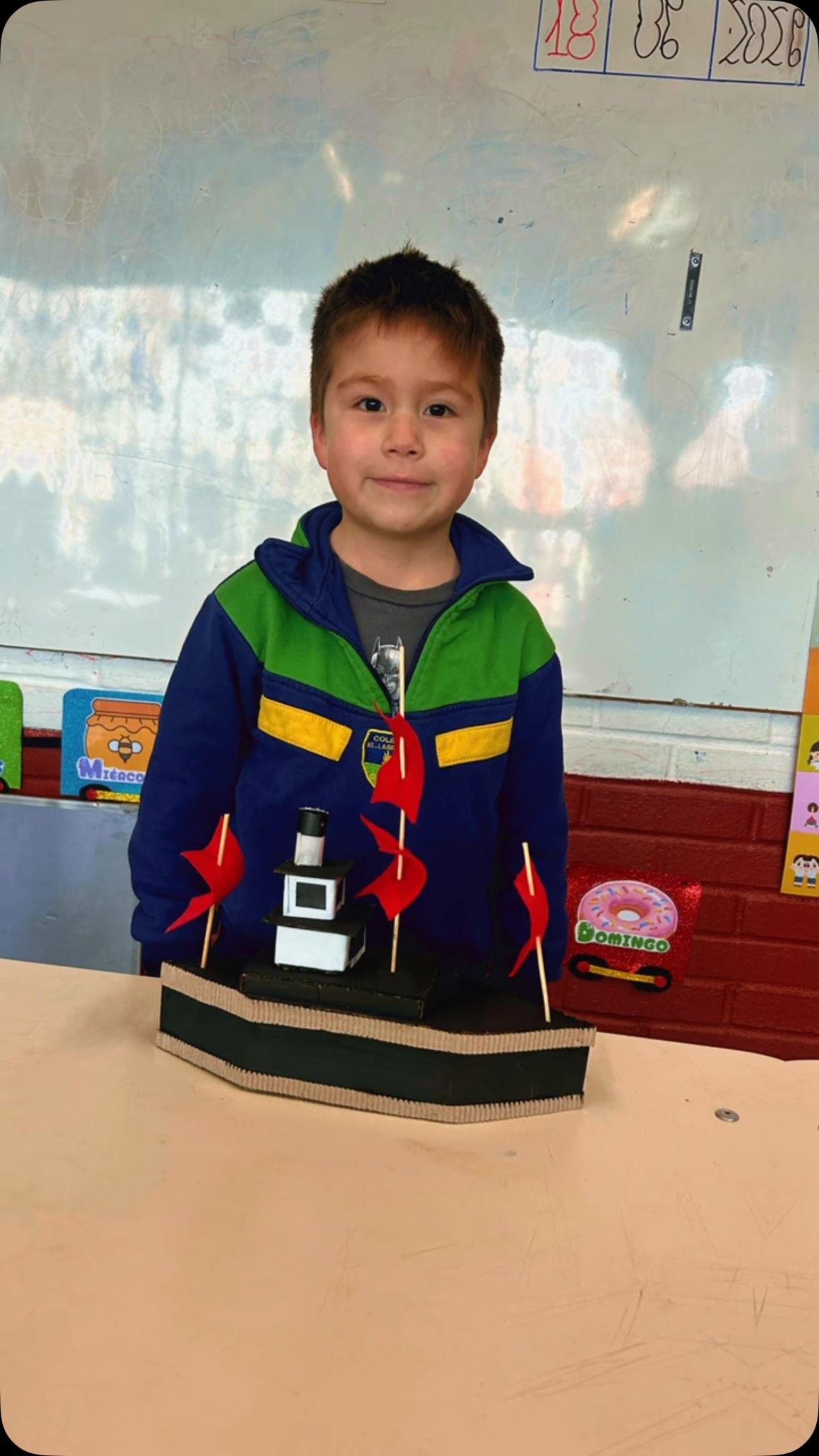 ♻️💡 Los niños y niñas del nivel Kinder del Colegio El Labrador de Osorno, junto a sus familias, participaron en una significativa experiencia de aprendizaje elaborando creativos objetos tecnológicos con materiales reciclables, en el marco del Objetivo de Aprendizaje N.° 3 del núcleo de Comprensión del Entorno Sociocultural.

Esta actividad permitió reconocer cómo la tecnología contribuye a facilitar la vida cotidiana, promoviendo al mismo tiempo el cuidado del medio ambiente mediante la reutilización de materiales y la adopción de prácticas sustentables. Además, fortaleció la participación familiar y estimuló la creatividad y el compromiso con el cuidado de nuestro entorno.

¡Felicitamos a nuestros estudiantes y sus familias por su entusiasmo y dedicación! 🌎✨