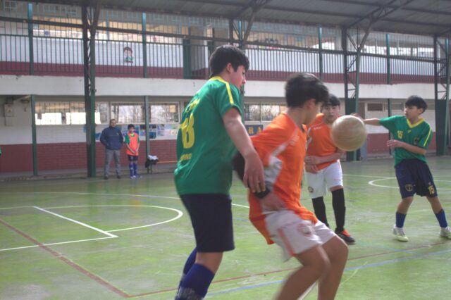 Orgullosos informamos a la comunidad educativa que hemos iniciado la cuarta versión del campeonato de baby fútbol "Copa Colegio El Labrador Osorno". Los colegios que participan el año 2026: Escuela Sociedad de Socorro de Señoras, Colegio Adolfo Kolping, Colegio Juan XXIII, Escuela Fundación Paul Harris, Colegio Emprender Osorno y Colegio El Labrador Osorno. Compartimos imágenes del primer encuentro de nuestro colegio. Colegio El Labrador Osorno v/s Colegio Adolfo Kolping. 

Todos los partidos serán desarrollados en dependencias del Colegio El Labrador Osorno. Estamos ubicados en calle Doce de Octubre # 1620, Osorno. 

Sigamos Labrando Futuro...