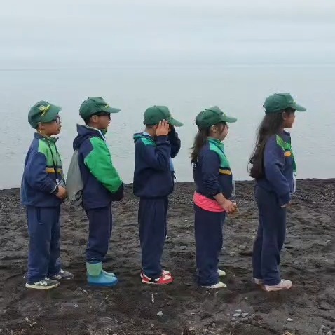 Compartimos experiencia de aprendizaje en terreno de nuestros estudiantes de 2° básico. El día miércoles 14 de octubre por motivo de su salida pedagógica visitaron el sector del Salto de Las Cascadas (Comuna de Puerto Octay), Laguna Verde y la Cascada, cuyo propósito fue reconocer la importancia del agua en el ecosistema para concientizar sobre la conservación de las áreas naturales.

El Colegio El Labrador Osorno comprometido con la formación integral de sus estudiantes.

Sigamos Labrando Futuro..