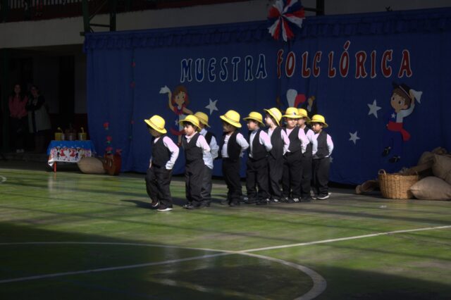 Con mucha alegría y entusiasmo, nuestra comunidad educativa "Colegio El Labrador Osorno" vivió hoy viernes 11 de septiembre una significativa y enriquecedora muestra folclórica, instancia en la que nuestros estudiantes fueron protagonistas, demostrando talento, dedicación y cariño por nuestras tradiciones. 
A través de los bailes y expresiones propias de nuestra cultura, pudimos disfrutar de una jornada llena de identidad, alegría y orgullo por nuestras raíces. 
Felicitamos a cada uno de nuestros estudiantes por su compromiso y esfuerzo. Agradecemos profundamente a nuestros docentes y asistentes de la educación, quienes hicieron posible esta hermosa actividad. 
Destacamos el compromiso y apoyo permanente de las familias durante todo el proceso. 
El Colegio El Labrador Osorno, comprometido con la formación integral de sus estudiantes. 
La comunidad educativa "Colegio El Labrador Osorno" somos todos. Sigamos Labrando Futuro Juntos.