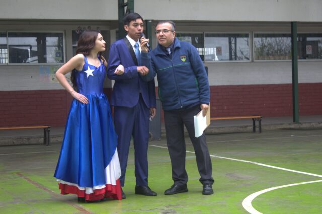 Orgullosos: Hoy lunes 5 de octubre iniciamos una semana llena de actividades lúdicas/ recreativas por motivo de un nuevo aniversario. 

Hoy conmemoramos con alegría un nuevo año de vida de nuestra institución, una comunidad educativa que día a día construye su historia a través del compromiso, la dedicación y el cariño por quienes la integran. 

Este aniversario es una oportunidad para reconocer a nuestros estudiantes, docentes, asistentes de la educación, equipo directivo, profesionales, familias y sostenedor, quienes con esfuerzo y compromiso contribuyen a fortalecer nuestra comunidad y hacer de nuestro colegio un espacio de aprendizaje, encuentro y crecimiento. 

Celebramos nuestra trayectoria, nuestros logros y, especialmente, los valores que nos identifican y nos proyectan hacia el futuro.

Que este nuevo aniversario nos encuentre más unidos, comprometidos y orgullosos de pertenecer a eta gran familia "Comunidad Colegio El Labrador Osorno"

Hoy celebramos 21 años de existencia y 20 años labrando futuro. 

Colegio El Labrador Osorno comprometido con la formación integral de sus estudiantes. 

Sigamos Labrando Futuro...