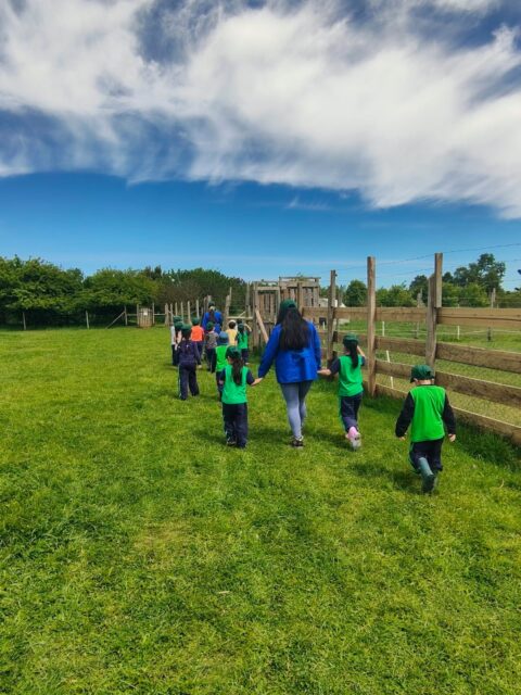 Compartimos imágenes de nuestros estudiantes de pre-kínder. Hoy jueves 29 de octubre por motivo de su salida pedagógica visitaron las dependencias de la Granja Educativa "Buena Vista", ubicada en camino a Trumao, Osorno, Región de Los Lagos, cuyo propósito fue interactuar con su entorno, conocer diversos animales y aprender a través de la observación, la exploración y la experiencia directa. La actividad favoreció la curiosidad, el descubrimiento, el respeto por los seres vivos, la convivencia y el aprendizaje significativo, promoviendo experiencias enriquecedoras fuera del aula.

El Colegio El Labrador Osorno comprometido con la formación integral de sus estudiantes.

Sigamos Labrando Futuro...